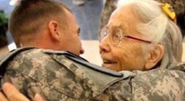 Usa, morta la "signora Abbraccio": la nonnina che ha stretto a sé più di 500mila soldati