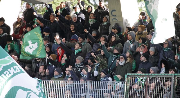 Fan dell'Avellino bastonati nello scalo dai rivali del Latina: 14 denunce