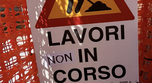 Cantiere del Verdi a Terni, qualcuno aggiorna la segnaletica: «Lavori non in corso»