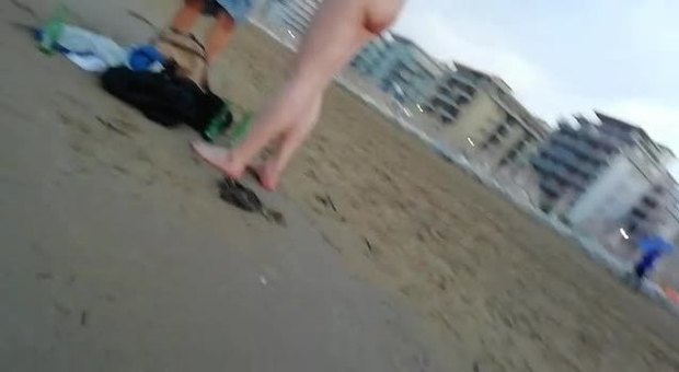 Turisti nudi sulla spiaggia di Jesolo, la sorpresa: «Non si può? Non lo sapevamo...»