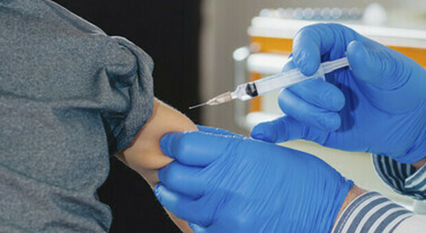 Fermo, il personale è assorbito dall'emergenza coronavirus: si fermano le vaccinazioni