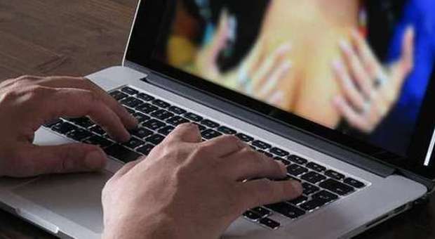 Chat e siti porno, i giovani stregati dal sesso online