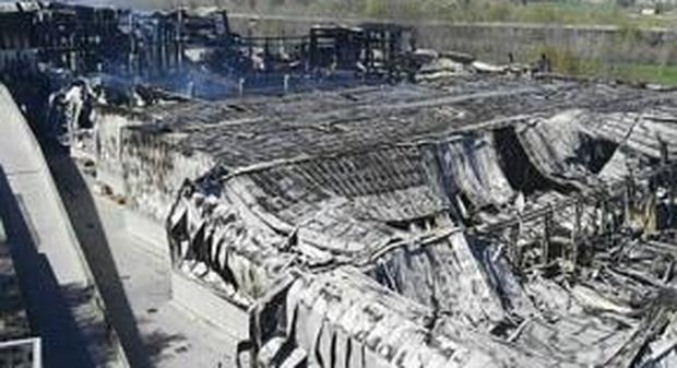 Una immagine drammatica dopo l'incendio che ha distrutto una parte della Italpannelli