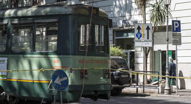 Cavi del tram tranciati da un camion, disagi da San Lorenzo ai Parioli
