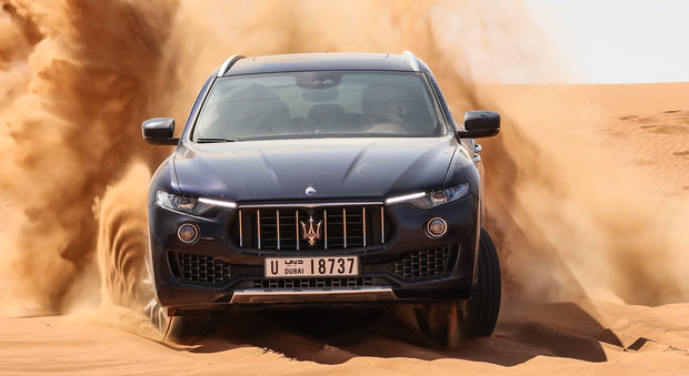 La Maserati Levante alle prese con le dune del deserto del Dubai