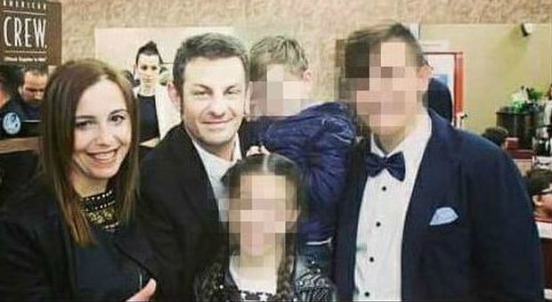 Marito uccide la moglie mentre i bimbi giocano in cortile, l'ultimo post su Facebook: «La famiglia è la cosa più importante»