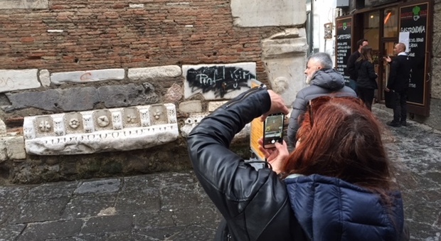 Napoli, monumenti del centro storico a pezzi: «Un pericolo per i passanti»