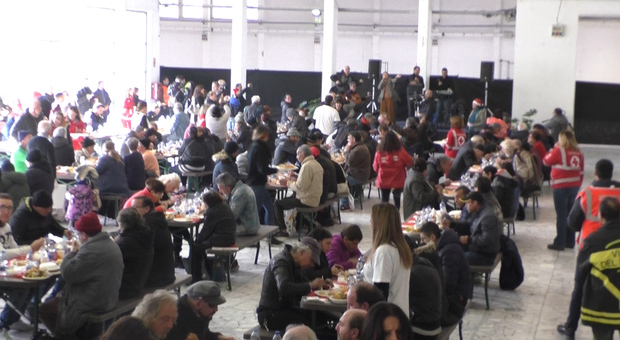 Napoli: centinaia di clochard al pranzo sociale nella Mostra d'Oltremare, operai Whirlpool servono a tavola con i volontari