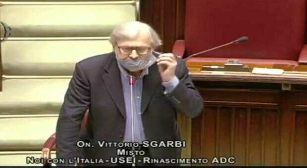 Vittorio Sgarbi alla Camera: «Ho il cancro, posso togliere la mascherina?». Bagarre in aula VIDEO