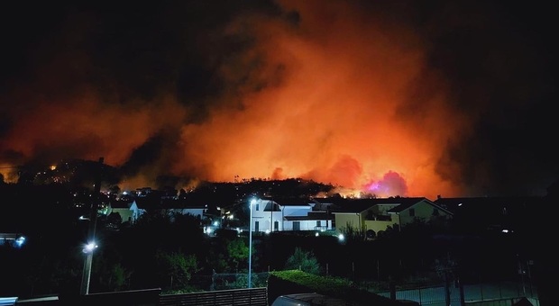 Incendio Arnasco brucia da 24 ore: case in fiamme, evacuate 120 persone. Situazione critica all'aeroporto di Villanova d'Albenga