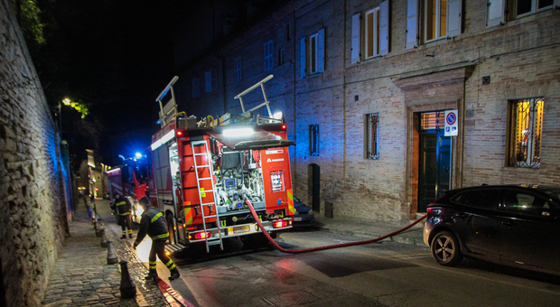 Incendio a Fermo, prendono fuoco le piante lungo il muraglione: strada chiusa al traffico