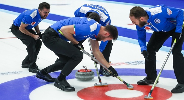 Curling, cuori di ghiaccio: gli azzurri gelano i maestri danesi e volano alle Olimpiadi
