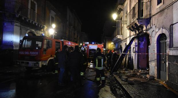 Esplosione a Catania, rinvenute tre bombole del gas. I vigili del fuoco feriti restano gravi