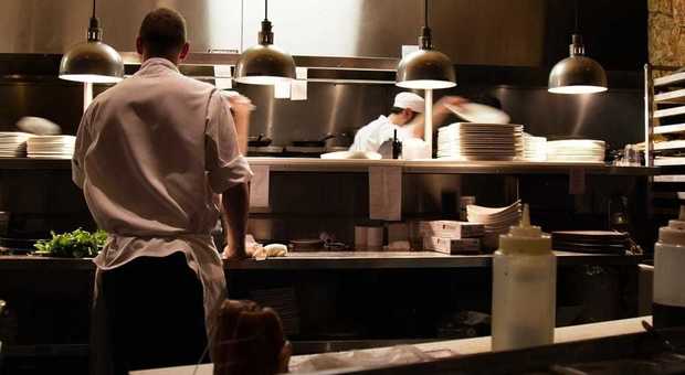 Salerno, blitz in ristoranti e negozi: scoperti 12 lavoratori «in nero»