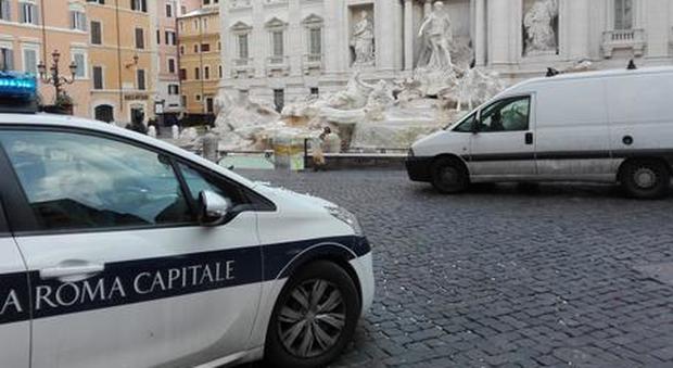 A Roma il vigile con la moglie estetista, manicure in ufficio alle colleghe: denunciato