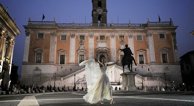 Lavinia Biagiotti sfila in Campidoglio e annuncia: «Restaureremo la fontana della Dea Roma»