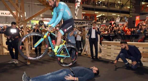 Vittorio Brumotti mentre salta salvini in sella alla sua bicicletta all'Eicma di Milano