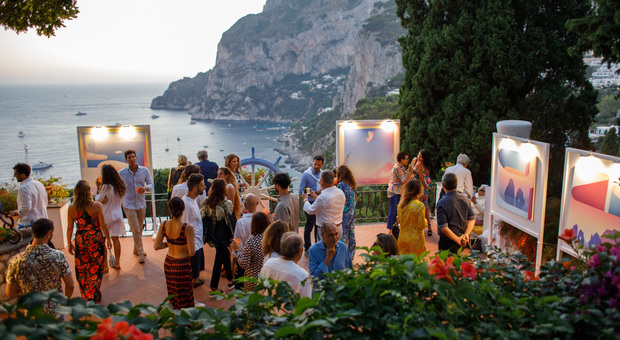 Capri, i colori di McMaster vestono d'arte Tragara con la mostra «Vibrations»