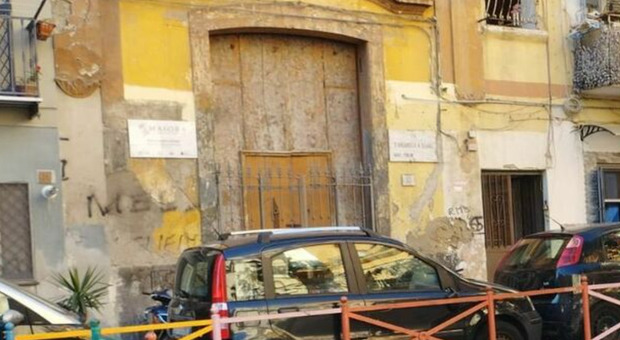 Canonica occupata a Napoli, nomininato un commissario: nella chiesa vivono anche persone ai domiciliari
