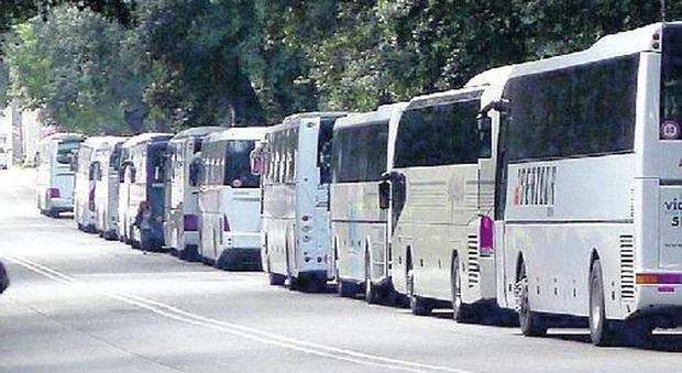 Roma, l'assedio dei bus turistici: da Civitavecchia ogni giorno ne arrivano 80