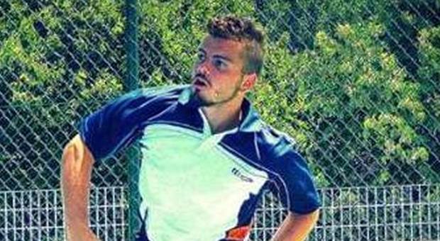 Alessio si accascia e muore a 21 anni: faceva il maestro di tennis. «Era un atleta, è inspiegabile»