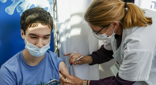 Pfizer, vaccini anche ai 12enni, Speranza: «Il 28 via libera dell Ema come in Usa»