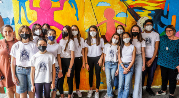 Laboratorio di creatività all'istututo Tito Livio: gli studenti dipingono l'ingresso della scuola