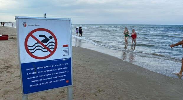 Ravenna, bandiera rossa per mare contaminato a Pinarella: «Elevata concentrazione di escherichia coli»