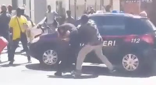 Ambulanti picchiano i carabinieri durante un sequestro, video boom sui social