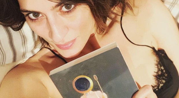 Elisa Isoardi sexy in pizzo nero su Instagram: «Buonanotte sognatori»