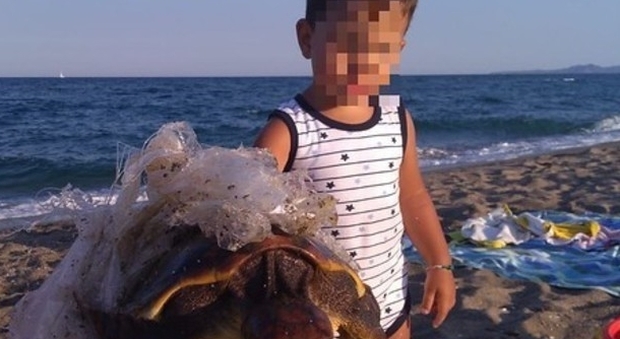 La tartaruga salvata dal piccolo Gabriele in Sardegna è morta. «Plastica nel suo intestino»