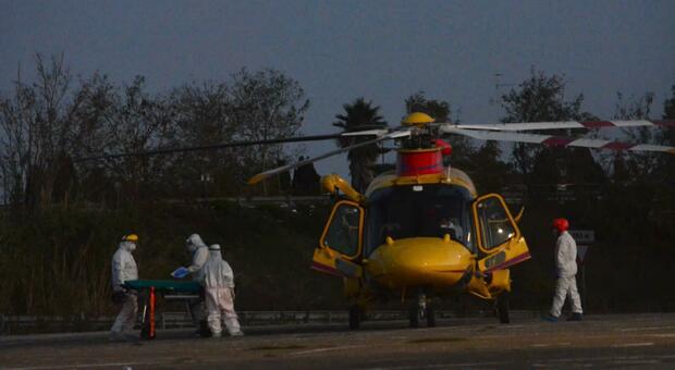 Da Foggia a Lecce, un volo per la vita: arriva in elicottero un paziente Covid in gravi condizioni