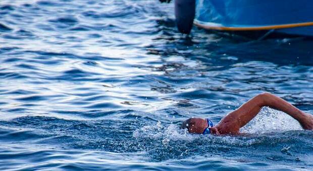 Traversata a nuoto Leuca-Andrano per Salvatore Cimmino: l'impresa del nuotatore con disabilità fa tappa nel Salento