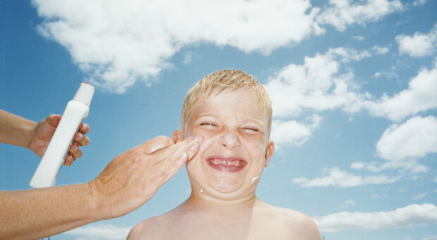 Scottature estive, sulla pelle dei bambini il filtro magico per evitare tumori da adulti