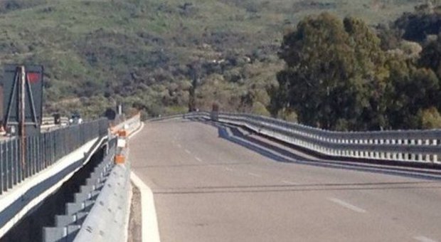 Cede un pilone della Palermo-Catania: paura sul viadotto, autostrada chiusa