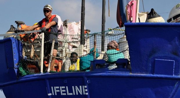 Migranti, nave Ong soccorre 400 persone. Salvini: «Non toccheranno suolo italiano». Scontro con la Ue