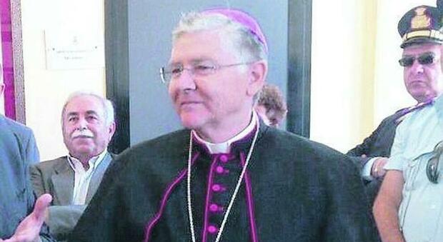 Prete positivo: vescovo in quarantena, è caccia ai sacerdoti per le messe