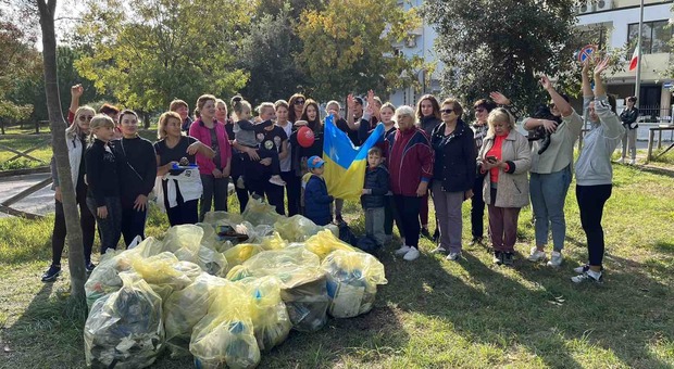 I profughi ucraini aiutano a ripulire la pineta di Montesilvano