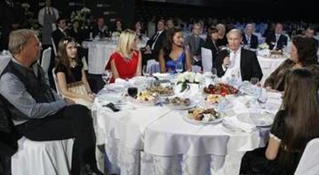 Ornella Muti a tavola con Vladimir Putin e Kevin Kostner (Reuters)