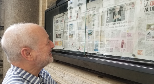 André Aciman torna davanti alla bacheca del Messaggero 50 anni dopo essere arrivato per la prima volta a Roma, quando leggeva abitualmente così il giornale