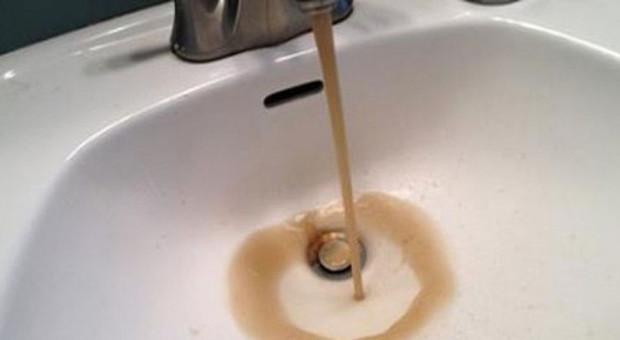 Acqua torbida dai rubinetti di un comune del Napoletano: l'allarme dei residenti