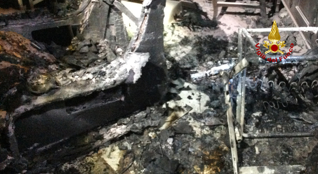 Incendio devasta la casa, intossicato un 71enne: è grave