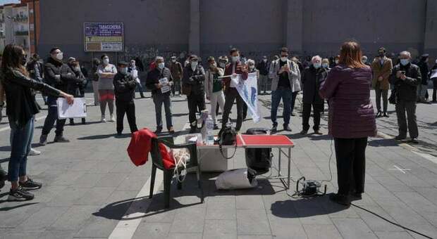Acqua ai privati, manifestazione in piazza a Marano per «fermare» il Comune