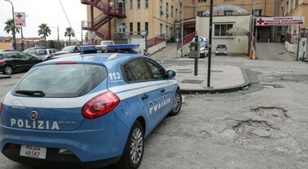 Napoli, 61enne ruba un'auto e va a sbattere contro il muro: denunciato