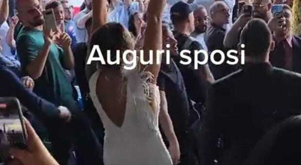 Napoli, sposi festeggiano il matrimonio allo stadio Maradona