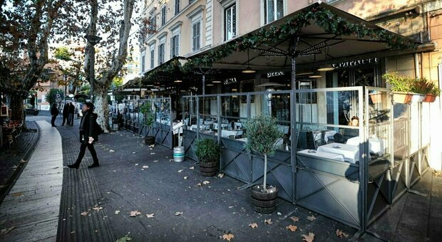 Dehors a Roma, un abusivo su 5 non rimuove i tavolini: tutti i trucchi dei locali per aggirare le sanzioni