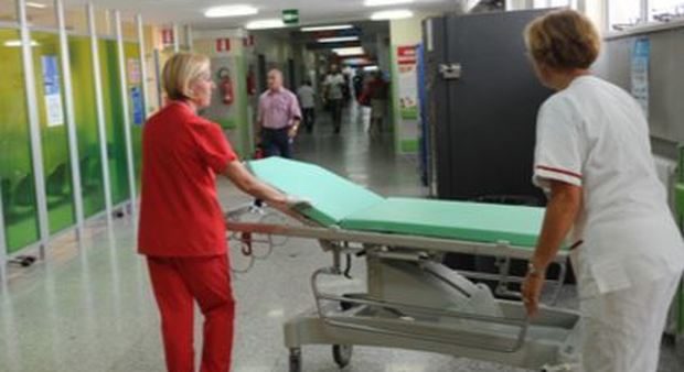 Roma, anziana dimenticata muore nel bagno, l'infermiera rischia il processo