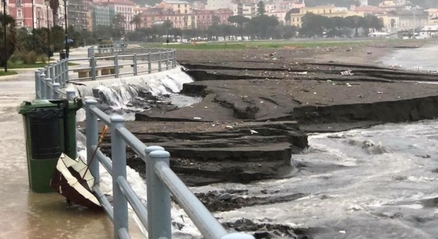 Castellammare, rivo ostruito e arenile devastato: i danni della pioggia