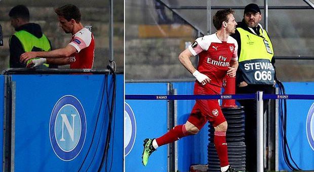 Napoli-Arsenal, Monreal in bagno durante il match e la foto è virale
