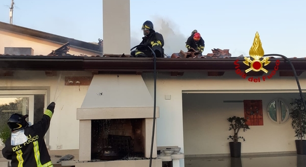 Lo scarico del barbecue fa incendiare il tetto, i pompieri "salvano" la villetta